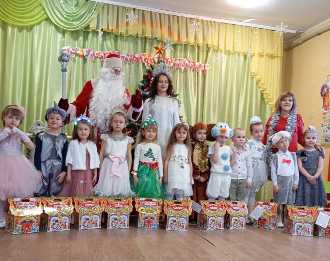 Новогодний утренник "В гостях у ёлочки" - младшие группы Новогодний утренник "В гостях у ёлочки" - младшие группы.